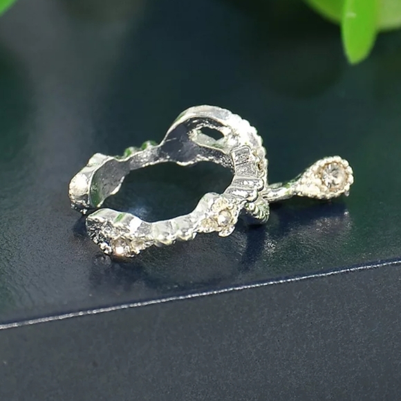 *Mary* Silver Cuff Earring - Picture 4 of 5